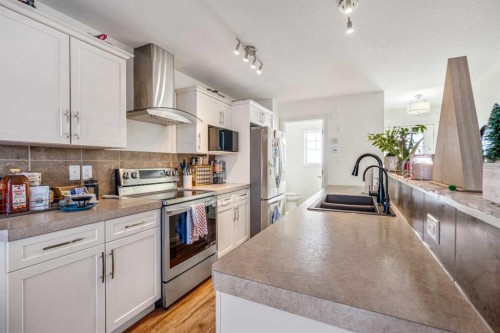 843 Silkstone Close West, Lethbridge, AB - Indoor Photo Showing Kitchen With Double Sink