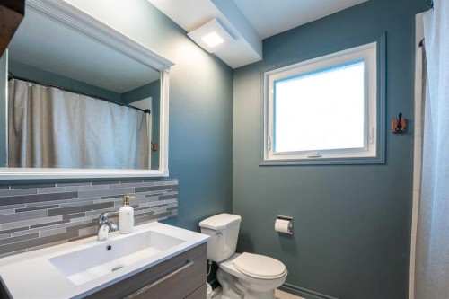 155 Ryerson Road West, Lethbridge, AB - Indoor Photo Showing Bathroom