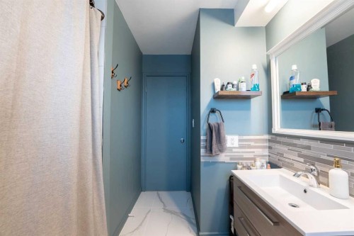 155 Ryerson Road West, Lethbridge, AB - Indoor Photo Showing Bathroom