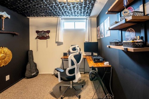 155 Ryerson Road West, Lethbridge, AB - Indoor Photo Showing Gym Room