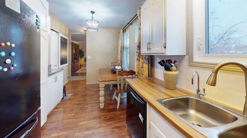 155 Ryerson Road West, Lethbridge, AB - Indoor Photo Showing Kitchen
