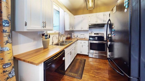 155 Ryerson Road West, Lethbridge, AB - Indoor Photo Showing Kitchen With Double Sink