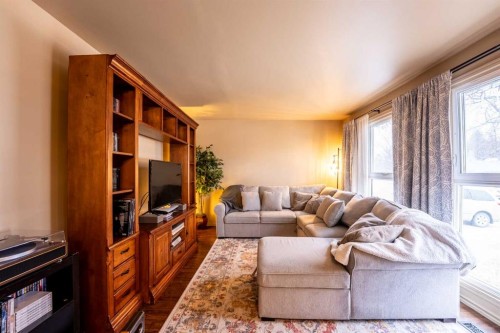 155 Ryerson Road West, Lethbridge, AB - Indoor Photo Showing Living Room