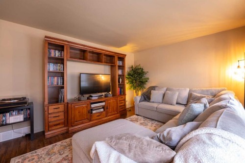 155 Ryerson Road West, Lethbridge, AB - Indoor Photo Showing Living Room