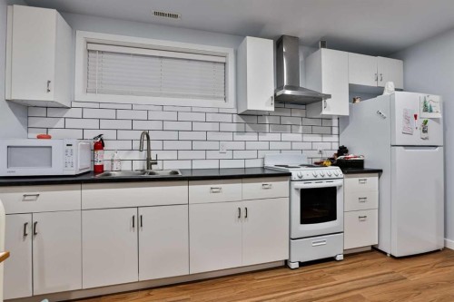 47 Lasalle Road West, Lethbridge, AB - Indoor Photo Showing Kitchen