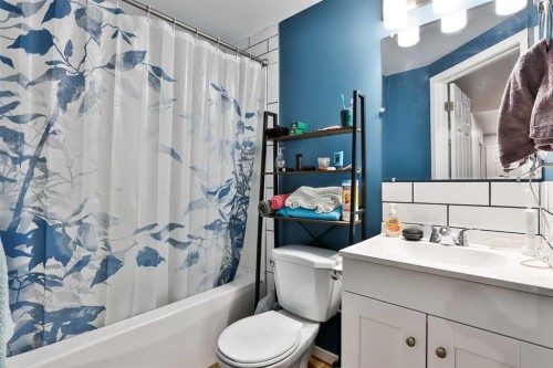 47 Lasalle Road West, Lethbridge, AB - Indoor Photo Showing Bathroom