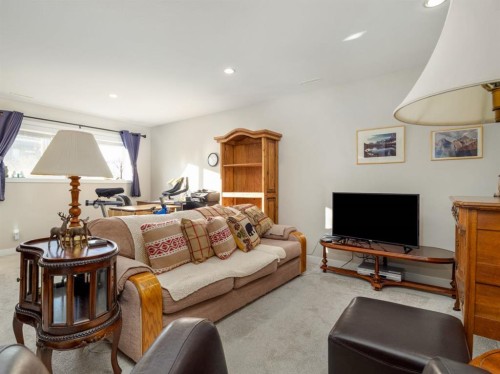 842 Greywolf Run North, Lethbridge, AB - Indoor Photo Showing Living Room