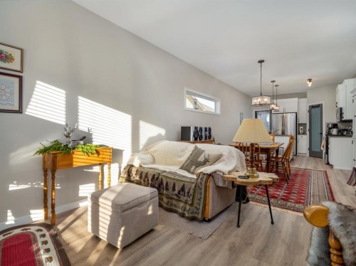 842 Greywolf Run North, Lethbridge, AB - Indoor Photo Showing Living Room