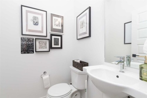 308 Grassland Boulevard West, Lethbridge, AB - Indoor Photo Showing Bathroom