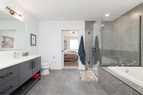 308 Grassland Boulevard West, Lethbridge, AB - Indoor Photo Showing Bathroom