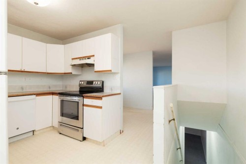 209 Mt Blakiston Road West, Lethbridge, AB - Indoor Photo Showing Kitchen