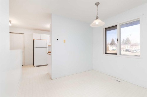 209 Mt Blakiston Road West, Lethbridge, AB - Indoor Photo Showing Other Room