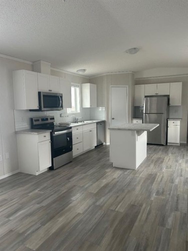 2015 Sunflower Crescent, Coaldale, AB - Indoor Photo Showing Kitchen