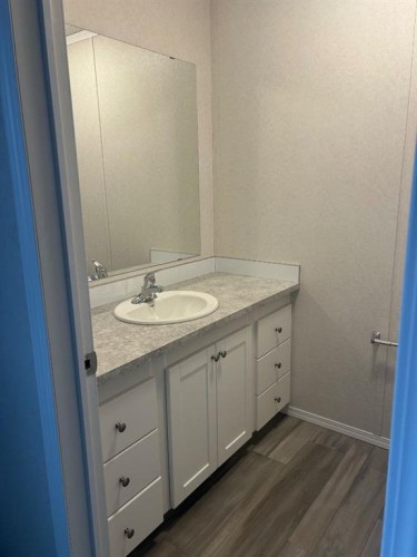 2015 Sunflower Crescent, Coaldale, AB - Indoor Photo Showing Bathroom