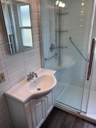 1212 7 Avenue South, Lethbridge, AB - Indoor Photo Showing Bathroom