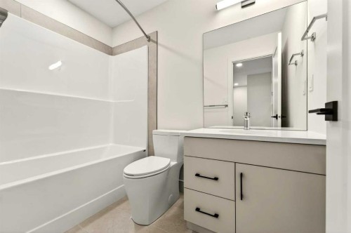 2533 16 Avenue, Coaldale, AB - Indoor Photo Showing Bathroom