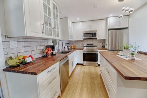110 Ojibwa Road West, Lethbridge, AB - Indoor Photo Showing Kitchen With Upgraded Kitchen