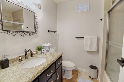 110 Ojibwa Road West, Lethbridge, AB - Indoor Photo Showing Bathroom