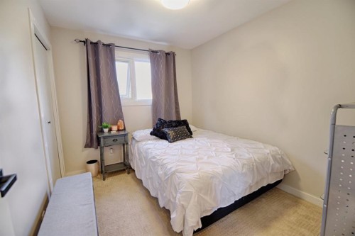 110 Ojibwa Road West, Lethbridge, AB - Indoor Photo Showing Bedroom