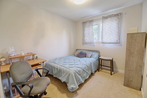 110 Ojibwa Road West, Lethbridge, AB - Indoor Photo Showing Bedroom