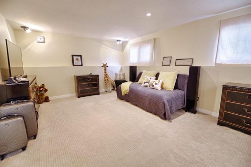 110 Ojibwa Road West, Lethbridge, AB - Indoor Photo Showing Bedroom