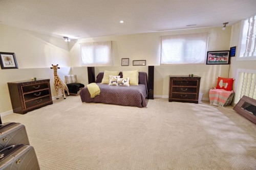 110 Ojibwa Road West, Lethbridge, AB - Indoor Photo Showing Bedroom