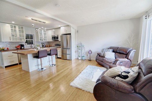 110 Ojibwa Road West, Lethbridge, AB - Indoor Photo Showing Kitchen
