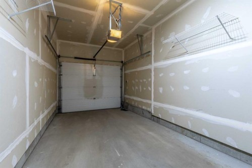 4-1202 Keystone Road West, Lethbridge, AB - Indoor Photo Showing Garage