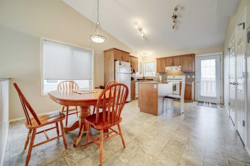 425 Edinburgh Road West, Lethbridge, AB - Indoor Photo Showing Other Room