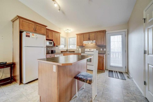 425 Edinburgh Road West, Lethbridge, AB - Indoor Photo Showing Kitchen