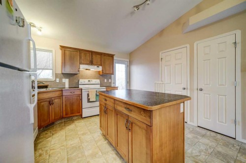 425 Edinburgh Road West, Lethbridge, AB - Indoor Photo Showing Kitchen