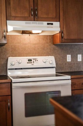 425 Edinburgh Road West, Lethbridge, AB - Indoor Photo Showing Kitchen