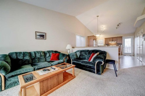 425 Edinburgh Road West, Lethbridge, AB - Indoor Photo Showing Living Room