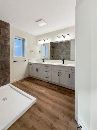 12 Northlander Way West, Lethbridge, AB - Indoor Photo Showing Bathroom