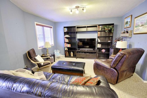 43 Chilcotin Way West, Lethbridge, AB - Indoor Photo Showing Living Room