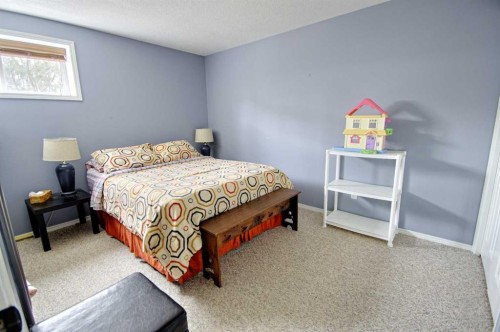 43 Chilcotin Way West, Lethbridge, AB - Indoor Photo Showing Bedroom