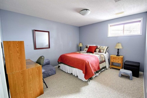 43 Chilcotin Way West, Lethbridge, AB - Indoor Photo Showing Bedroom