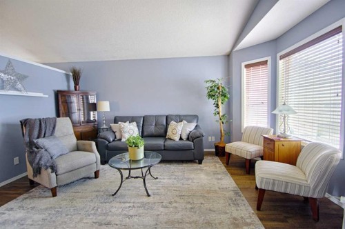 43 Chilcotin Way West, Lethbridge, AB - Indoor Photo Showing Living Room