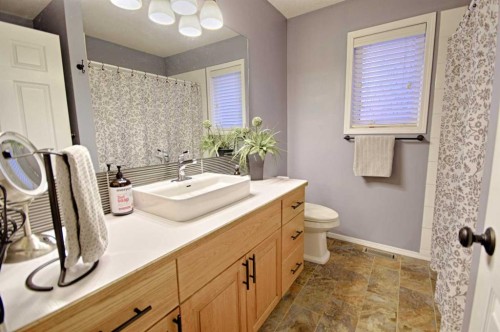 43 Chilcotin Way West, Lethbridge, AB - Indoor Photo Showing Bathroom