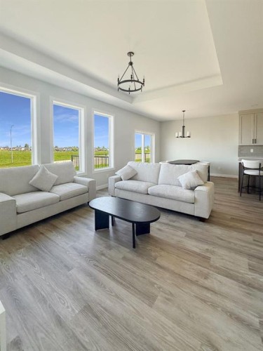 375 Skeena Crescent West, Lethbridge, AB - Indoor Photo Showing Living Room