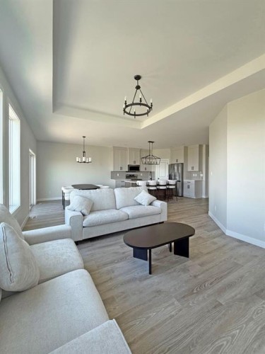 375 Skeena Crescent West, Lethbridge, AB - Indoor Photo Showing Living Room