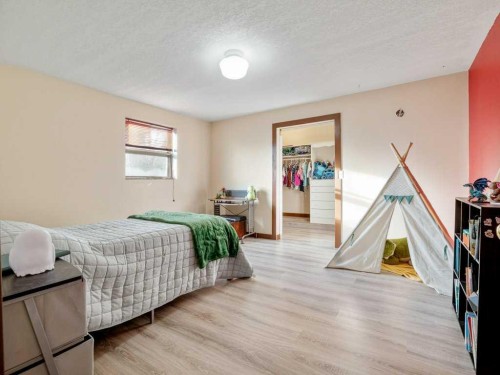 63004A 5 Highway, Welling, AB - Indoor Photo Showing Bedroom