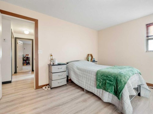 63004A 5 Highway, Welling, AB - Indoor Photo Showing Bedroom