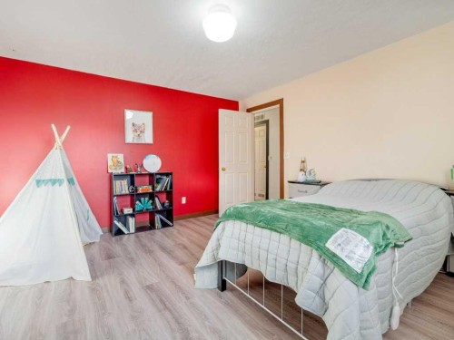 63004A 5 Highway, Welling, AB - Indoor Photo Showing Bedroom