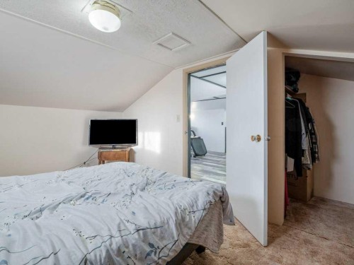 63004A 5 Highway, Welling, AB - Indoor Photo Showing Bedroom