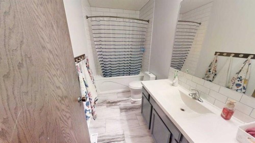 42 Ridgewood Boulevard West, Lethbridge, AB - Indoor Photo Showing Bathroom