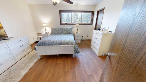 42 Ridgewood Boulevard West, Lethbridge, AB - Indoor Photo Showing Bedroom