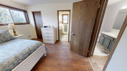 42 Ridgewood Boulevard West, Lethbridge, AB - Indoor Photo Showing Bedroom