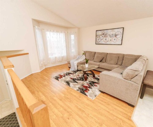 54 Kodiak Crescent North, Lethbridge, AB - Indoor Photo Showing Living Room