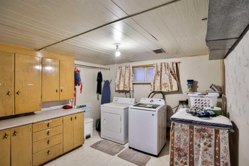 217 3 Street South, Vulcan, AB - Indoor Photo Showing Laundry Room